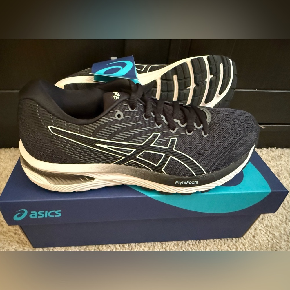 NWT Asics Women’s Gel Cumulus 22 size 8